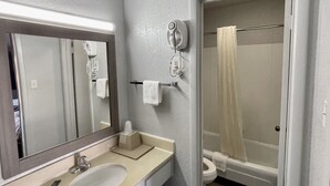 淋浴/浴缸二合一、免費盥洗用品、毛巾