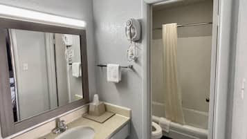 Combined shower/bathtub, free toiletries, towels