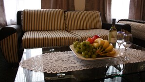 Standard Apartment, 1 Bedroom | Living room | 42-inch plasma TV with digital channels, TV - Airport Travel Air Motor Inn (Auckland)