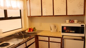 Deluxe Room, Kitchen | Premium bedding, desk, iron/ironing board (on request), WiFi (free) - Airport Travel Air Motor Inn (Auckland)
