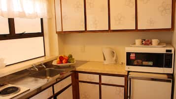 Deluxe Room, Kitchen | Premium bedding, desk, iron/ironing board, free WiFi