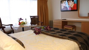 Studio, 1 Queen Bed | Premium bedding, desk, iron/ironing board (on request), WiFi (free) - Airport Travel Air Motor Inn (Auckland)