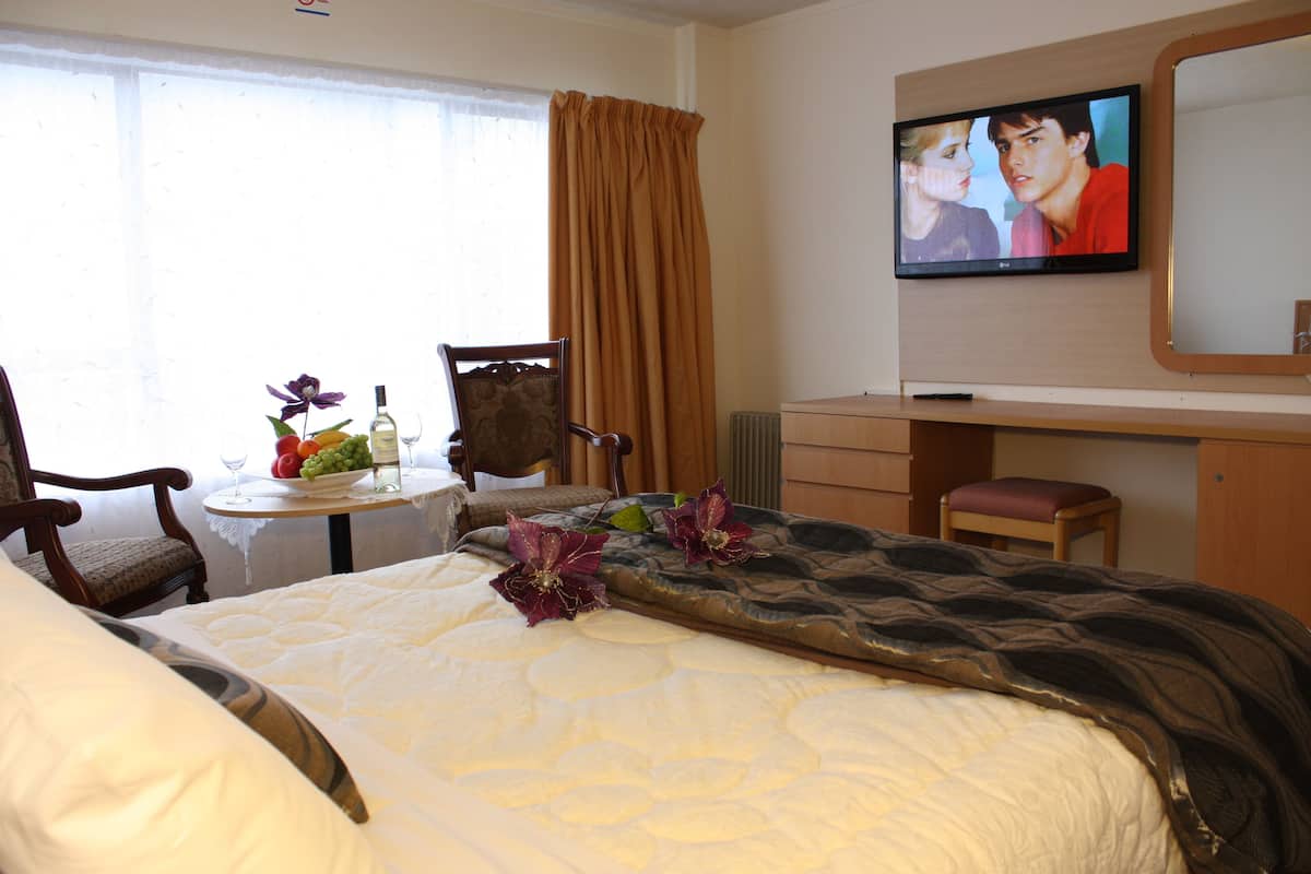 Studio, 1 Queen Bed | Premium bedding, desk, iron/ironing board, free WiFi