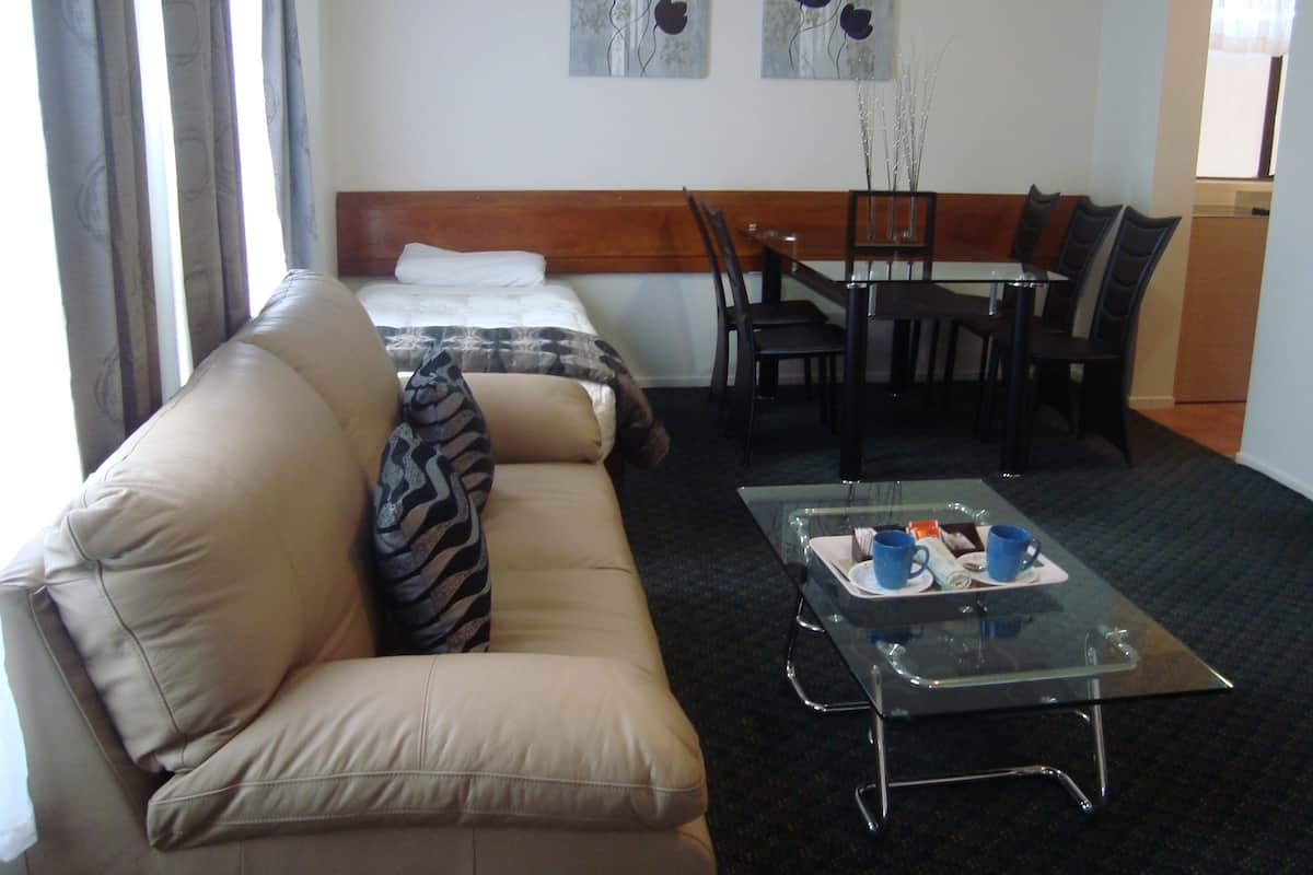 Premium bedding, desk, iron/ironing board, free WiFi