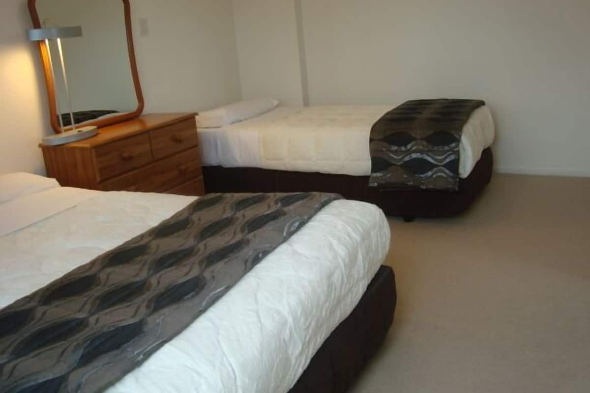 Deluxe Room, Kitchen | Premium bedding, desk, iron/ironing board, free WiFi