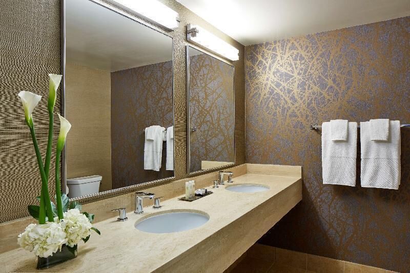 Salle de bain | Douche, articles de toilette de luxe, sèche-cheveux, serviettes fournies