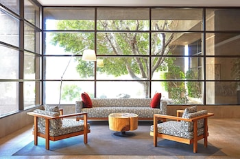 Hotel entrance and lobby at DoubleTree by Hilton Hotel Golf Resort Palm Springs