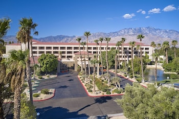 Hotel Exterior at DoubleTree by Hilton Hotel Golf Resort Palm Springs