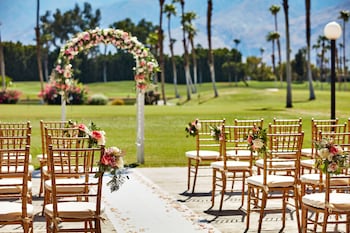 Outdoor wedding area at DoubleTree by Hilton Hotel Golf Resort Palm Springs