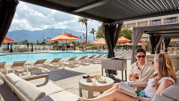2 restauranter; serverer morgenmad, frokost og amerikanske retter
