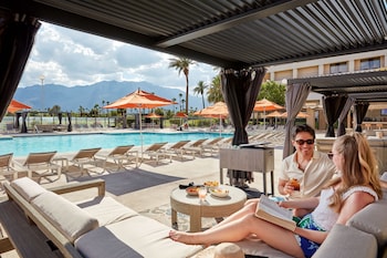 2 restaurants, breakfast, lunch, dinner served; American cuisine at DoubleTree by Hilton Hotel Golf Resort Palm Springs