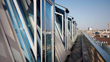 Suite, 1 King-Bett, Nichtraucher, Stadtblick | 1 Schlafzimmer, hochwertige Bettwaren, Pillowtop-Betten, Minibar