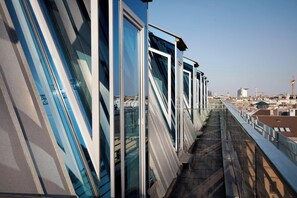 Suite, 1 King Bed, Non Smoking, City View | Premium bedding, pillowtop beds, minibar, in-room safe