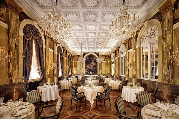 2 restaurants, breakfast, lunch, dinner served; international cuisine 