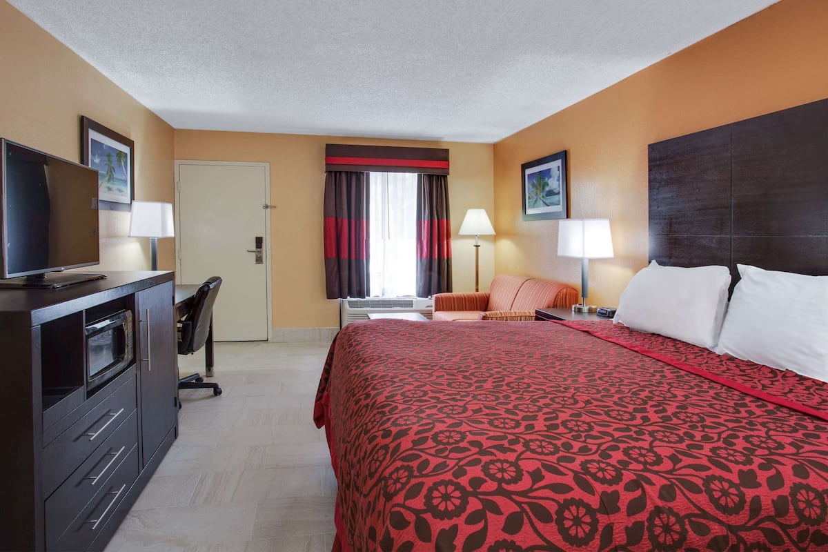 room, 1 king bed, non smoking | premium bedding, desk, blackout curtains, soundproofing