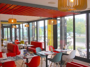 Lunch and dinner served, barbecue - ibis Styles Lyon Sud Vienne (Chasse-sur-Rhone)