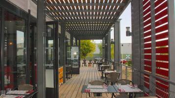 Der serveres frokost, aftensmad og grillretter