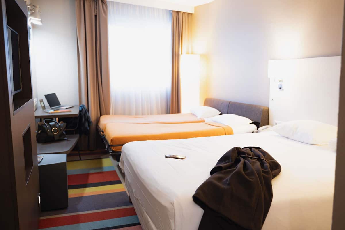 Habitación familiar, 1 cama matrimonial y sofá cama | Ropa de cama de alta calidad y escritorio