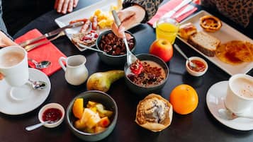 Colazione con diversi cibi e bevande su un tavolo.