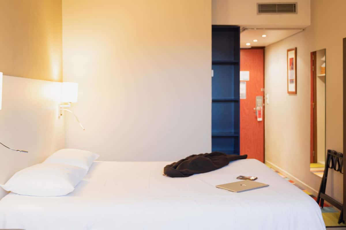 Ropa de cama de alta calidad y escritorio
