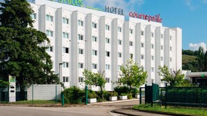 A multi-story hotel with a modern design, featuring a prominent sign for 'ibis Styles Hotel Courtepaille' at the top. - ibis Styles Lyon Sud Vienne (Chasse-sur-Rhone)