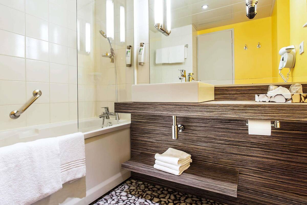 Peralatan tempat tidur premium, meja, ruang kerja komputer riba