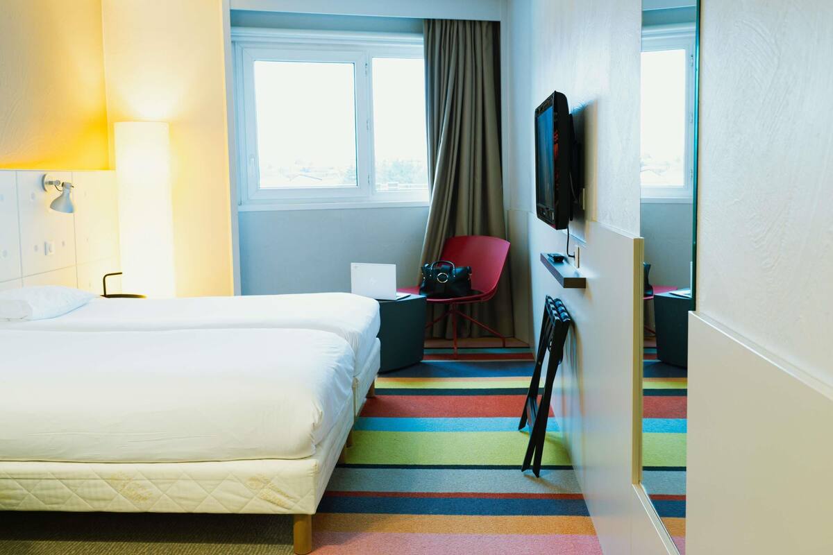 Standard Room, 2 Katil Bujang (Single) | Peralatan tempat tidur premium, meja, ruang kerja komputer riba