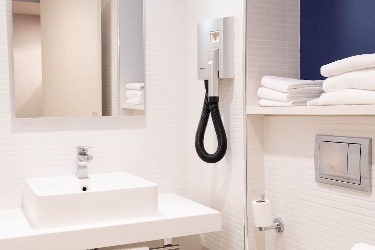 standard room, 1 double bed | bathroom | combined shower/bathtub, eco-friendly toiletries, hair dryer, towels