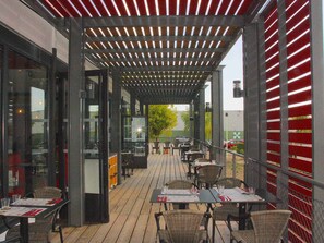 Serveert lunch en diner, barbecuegerechten