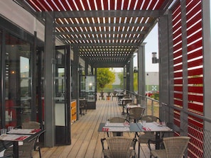 Déjeuner et dîner servis sur place, spécialités Cuisine au barbecue