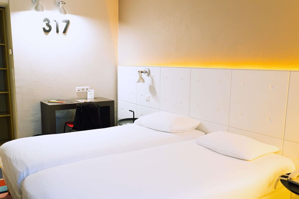 Standard Room, 2 Twin Beds | Premium bedding, desk, laptop workspace, blackout drapes