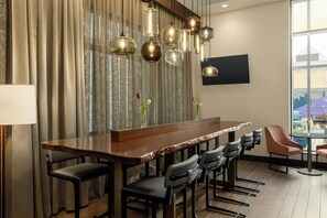 Breakfast and dinner served, Regional cuisine - Courtyard by Marriott San Francisco Union Square (San Francisco)