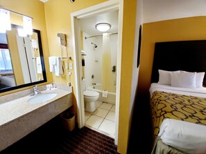 Kombinasi shower/bathtub dan perlengkapan mandi gratis