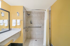 Habitación, 1 cama King size, con acceso para personas discapacitadas, para no fumadores | Escritorio, espacio para trabajar con laptop y cortinas blackout 