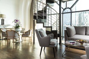 Loft Premium | Área de sala de estar | Televisión LCD de 60 pulgadas con canales por cable 
