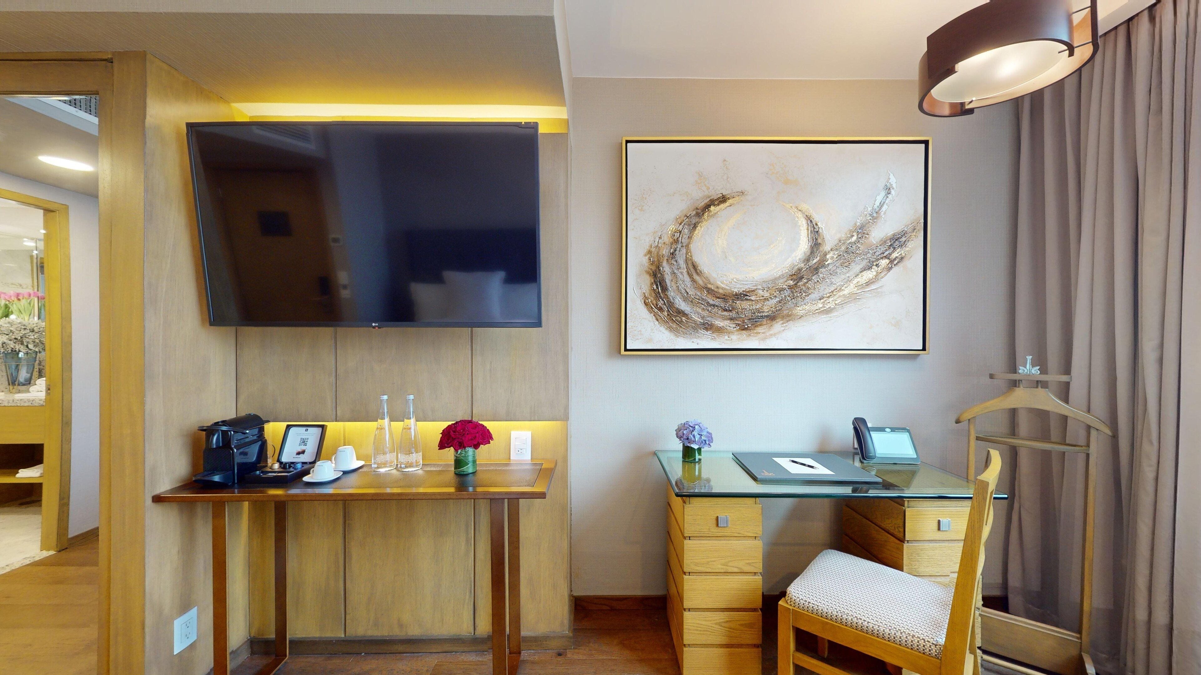 deluxe superior room, 2 double beds | 1 bedroom, minibar, in-room safe, desk