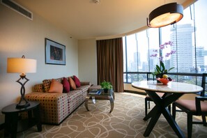 Junior Suite Corner | Minibar, in-room safe, desk, blackout drapes - Marquis Reforma Hotel Spa (Mexico City)