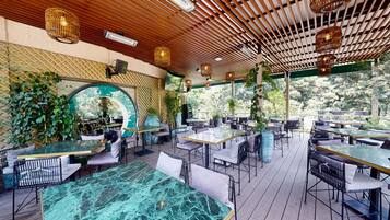 3 restaurantes, se sirven desayunos, comidas, cenas y cocina mexicana