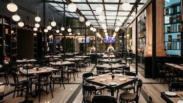 3 restoran, melayani sarapan, makan siang; sajian masakan Meksiko