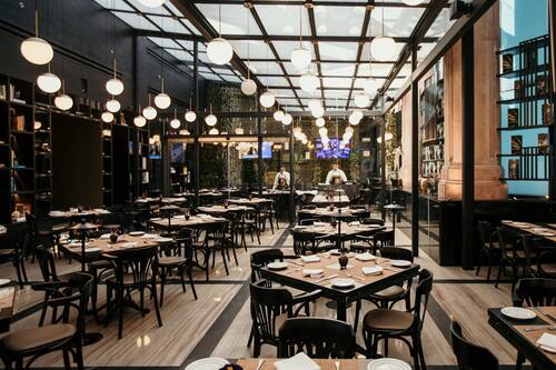 3 restaurants servant le déjeuner, le dîner et le souper