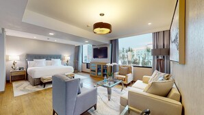 Master Superior Suite | Minibar, safe på rommet, skrivebord og blendingsgardiner