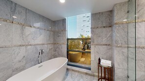 Sky Suite, 2 Double Beds | มินิบาร์, ตู้นิรภัยในห้องพัก, โต๊ะทำงาน, ผ้าม่านกันแสง