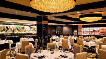 2 restaurants, breakfast, lunch, dinner served; American cuisine