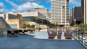 Outdoor dining - Sheraton Inner Harbor Hotel (Baltimore)
