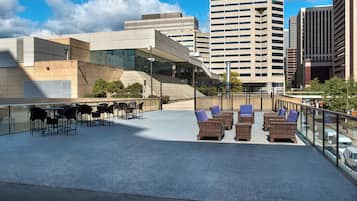 2 restaurants, breakfast, lunch, dinner served; American cuisine