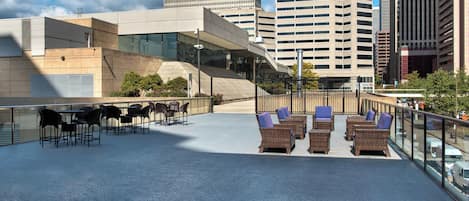 2 restauranter, frokost, lunsj og middag serveres, amerikanske retter