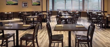 2 Restaurants, Frühstück, Mittagessen, Abendessen, amerikanische Küche