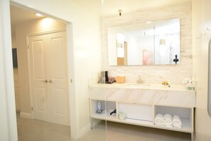 A modern bathroom with a marble sink, a large mirror, and a towel rack. - Hotel Le Rêve Pasadena (Pasadena)