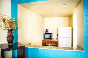Classic Suite, 1 King Bed, Jetted Tub | Private kitchen