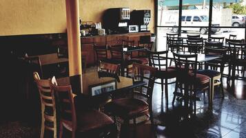 Serveert lunch en diner, uitzicht op het zwembad